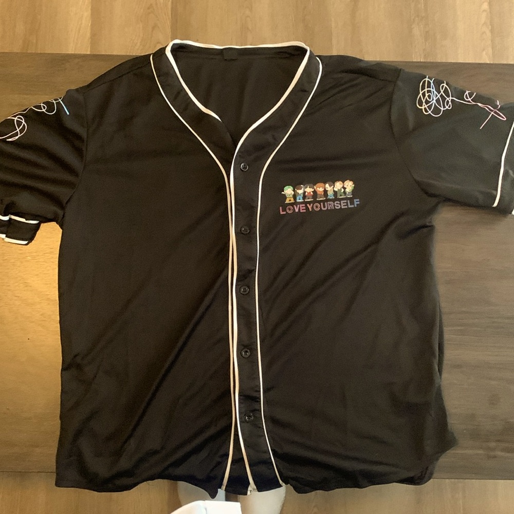 Women’s large BTS jersey, black